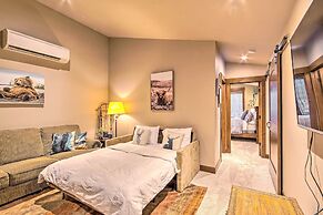 Modern-rustic Ronald Getaway: Hot Tub, Grill!