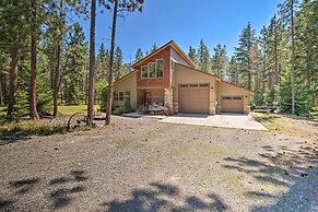 Modern-rustic Ronald Getaway: Hot Tub, Grill!