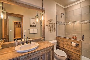 Modern-rustic Ronald Getaway: Hot Tub, Grill!