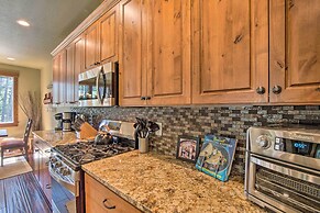 Modern-rustic Ronald Getaway: Hot Tub, Grill!