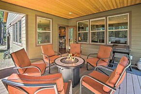 Modern-rustic Ronald Getaway: Hot Tub, Grill!