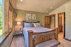 Modern-rustic Ronald Getaway: Hot Tub, Grill!