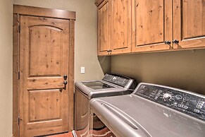 Modern-rustic Ronald Getaway: Hot Tub, Grill!