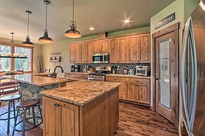 Modern-rustic Ronald Getaway: Hot Tub, Grill!