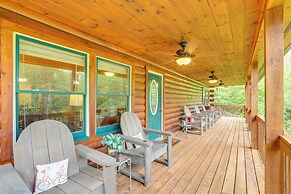 'moonshine Manor' Cabin w/ Fire Pit & Hot Tub!