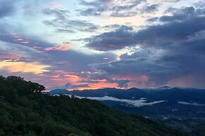 Mountaintop Home w/ Mtn Views: 36 Mi to Asheville!