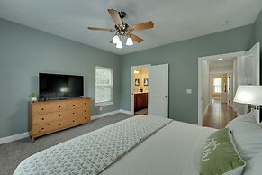 4 Mi to Branson Landing: Huge Home w/ Game Room!