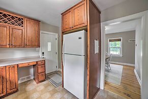 Pet-friendly Lake Getaway: 1 Block to Beach!