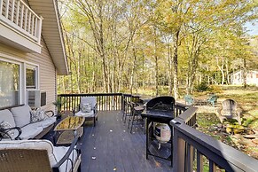 Pet-friendly Pocono Lake Cabin w/ Hot Tub!