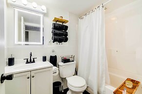 Pet-friendly Pocono Lake Cabin w/ Hot Tub!