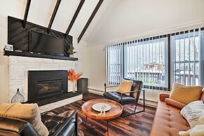 Pet-friendly Pocono Lake Cabin w/ Hot Tub!