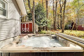 Pet-friendly Pocono Lake Cabin w/ Hot Tub!