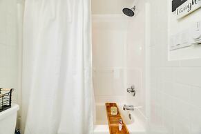 Pet-friendly Pocono Lake Cabin w/ Hot Tub!