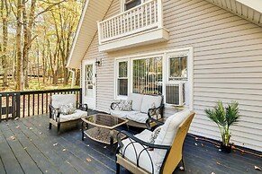 Pet-friendly Pocono Lake Cabin w/ Hot Tub!