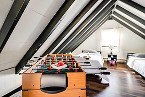 Pet-friendly Pocono Lake Cabin w/ Hot Tub!