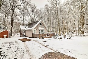 Pet-friendly Pocono Lake Cabin w/ Hot Tub!