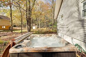 Pet-friendly Pocono Lake Cabin w/ Hot Tub!
