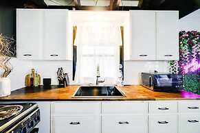 Pet-friendly Pocono Lake Cabin w/ Hot Tub!