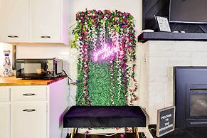 Pet-friendly Pocono Lake Cabin w/ Hot Tub!