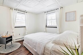 Pet-friendly Pocono Lake Cabin w/ Hot Tub!