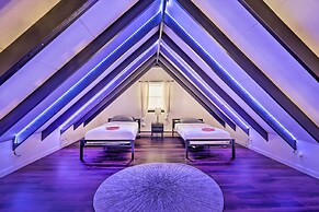 Pet-friendly Pocono Lake Cabin w/ Hot Tub!