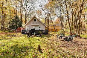 Pet-friendly Pocono Lake Cabin w/ Hot Tub!