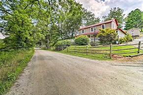 < 1 Mi to Tubing: Crumpler Getaway w/ Fire Pit!