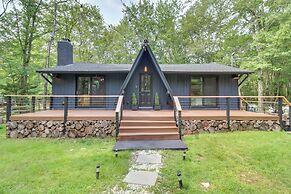Pocono Lake Cabin w/ Hot Tub & Resort Amenities!