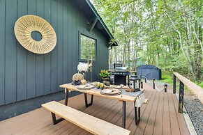 Pocono Lake Cabin w/ Hot Tub & Resort Amenities!