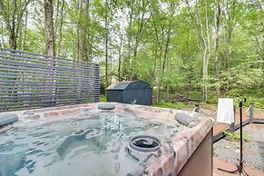 Pocono Lake Cabin w/ Hot Tub & Resort Amenities!