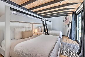 Pocono Lake Cabin w/ Hot Tub & Resort Amenities!