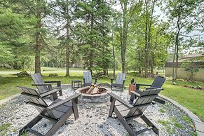 Pocono Lake Cabin w/ Hot Tub & Resort Amenities!