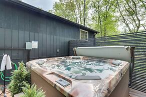 Pocono Lake Cabin w/ Hot Tub & Resort Amenities!