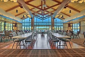 Pocono Lake Cabin w/ Hot Tub & Resort Amenities!