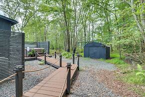 Pocono Lake Cabin w/ Hot Tub & Resort Amenities!