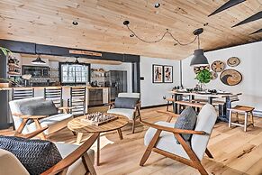 Pocono Lake Cabin w/ Hot Tub & Resort Amenities!