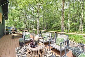 Pocono Lake Cabin w/ Hot Tub & Resort Amenities!