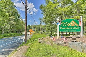 Pocono Lake Cabin w/ Hot Tub & Resort Amenities!