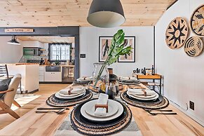 Pocono Lake Cabin w/ Hot Tub & Resort Amenities!