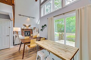 15 Mi to Ski Resort: Home w/ Fire Pit in Tobyhanna
