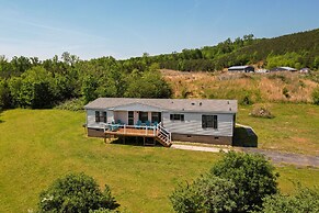 Quaint Asheboro Home ~ 1 Mi to North Carolina Zoo!