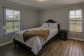 Quaint Asheboro Home ~ 1 Mi to North Carolina Zoo!