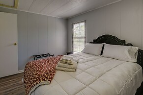 Quaint Asheboro Home ~ 1 Mi to North Carolina Zoo!