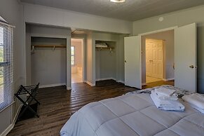 Quaint Asheboro Home ~ 1 Mi to North Carolina Zoo!