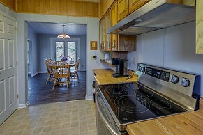 Quaint Asheboro Home ~ 1 Mi to North Carolina Zoo!