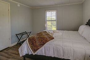 Quaint Asheboro Home ~ 1 Mi to North Carolina Zoo!