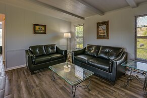 Quaint Asheboro Home ~ 1 Mi to North Carolina Zoo!