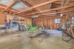 < 3 Mi to Higgins Lake: Roscommon Cabin w/ Deck