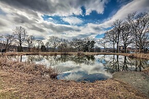 Walk to Shops, Dining & City Park: Reading Apt
