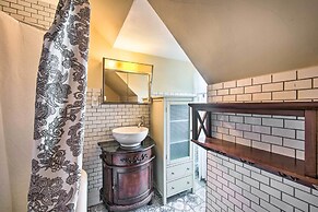 Walk to Shops, Dining & City Park: Reading Apt